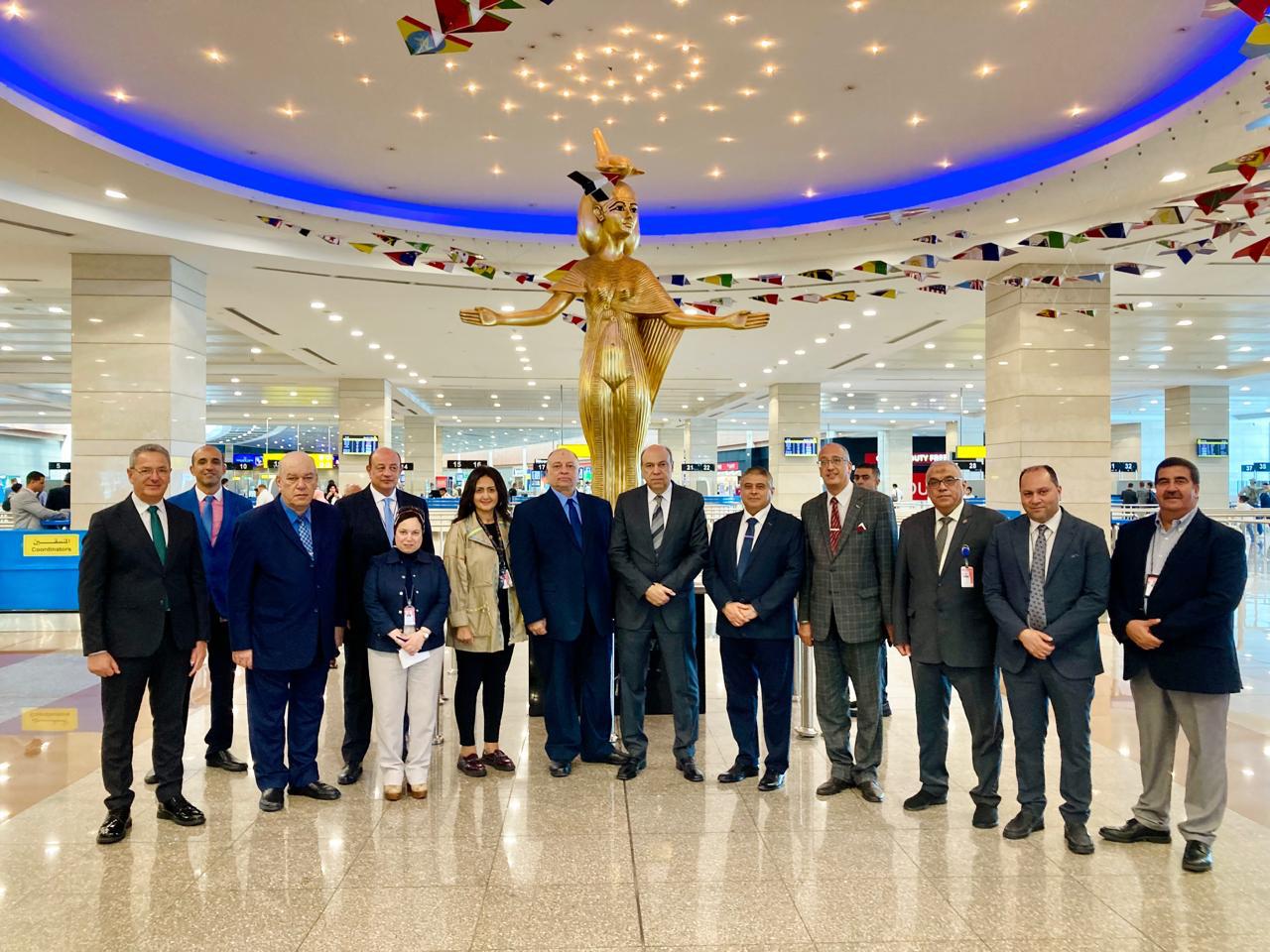 وزير الطيران يتفقد مبنى 2 و3 بمطار القاهرة ويتابع سير العمل وانتظام الرحلات