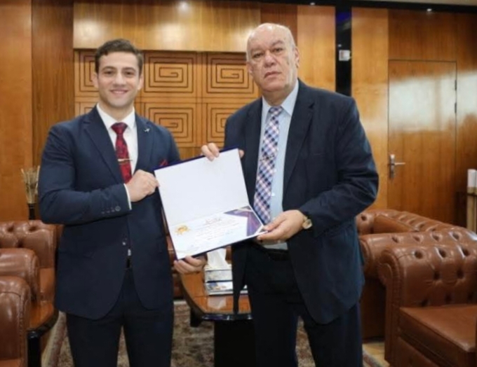 تكريم موظف بمطار القاهرة الدولي تقديرًا لتفانيه وتميّزه في خدمة الركاب