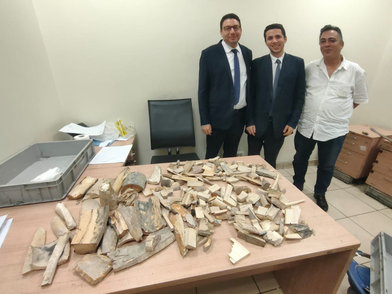 جمارك مطار القاهرة تضبط راكب بحوزته قطع عاج بوزن 16  كيلو جرام وراكبة بمخدرات