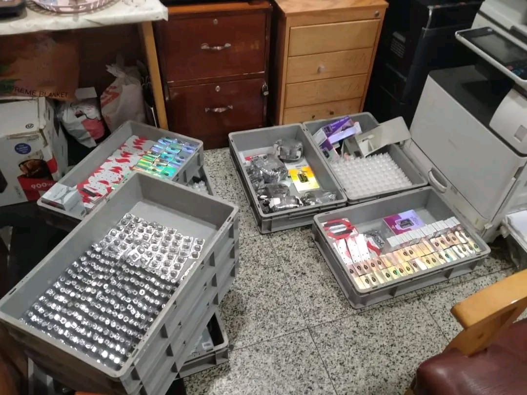 ضبط محاولتي تهريب كمية من الشيش الإلكترونية في مطار برج العرب