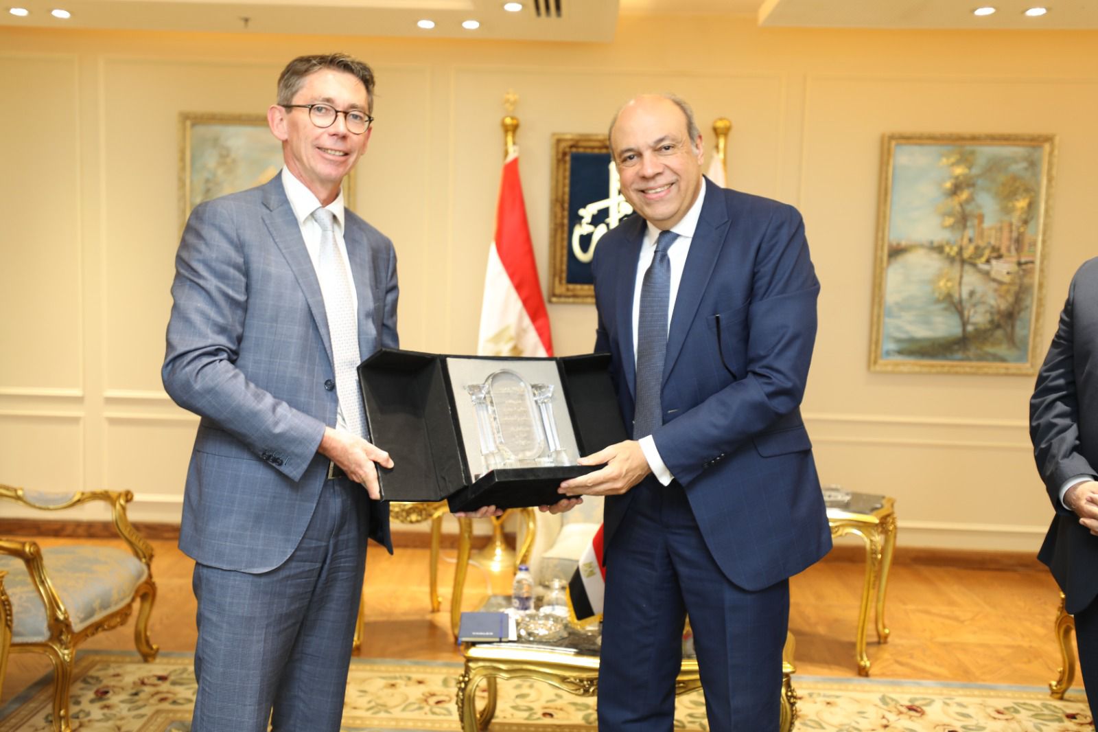 وزير الطيران المدني يبحث سبل التعاون مع نائب رئيس مجموعة Thales الفرنسية لتعزيز تقنيات الطيران