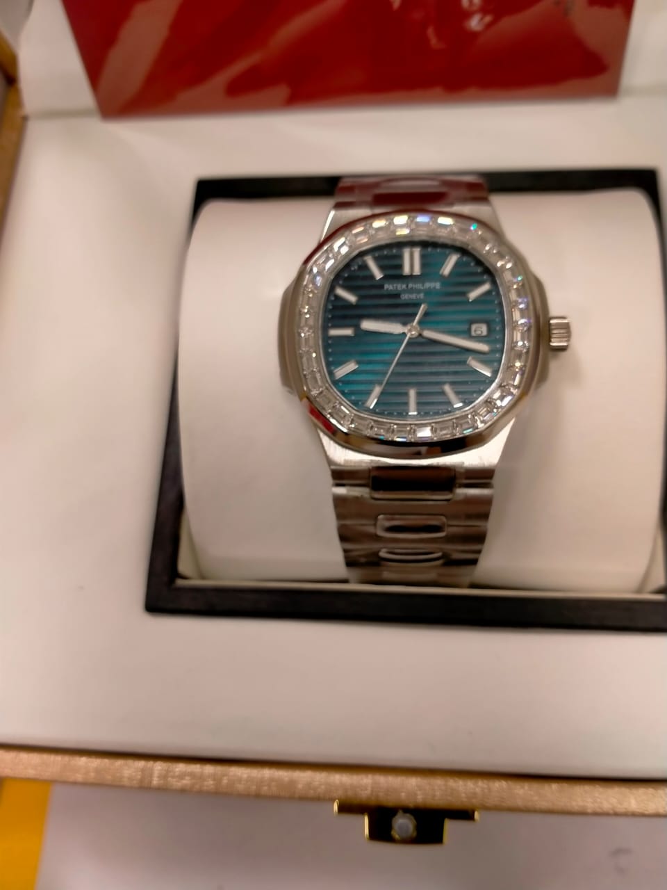 ضبط راكب حاول تهريب عدد من الساعات غالية الثمن