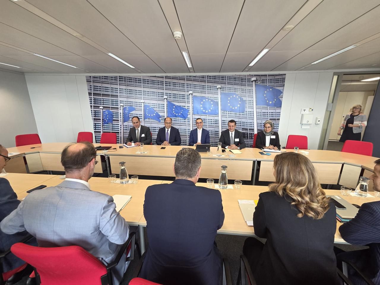 وزير الاستثمار يبحث مع المفوض الأوروبي للتجارة سبل إحداث توازن في المبادرات التجارية بين الجانبين