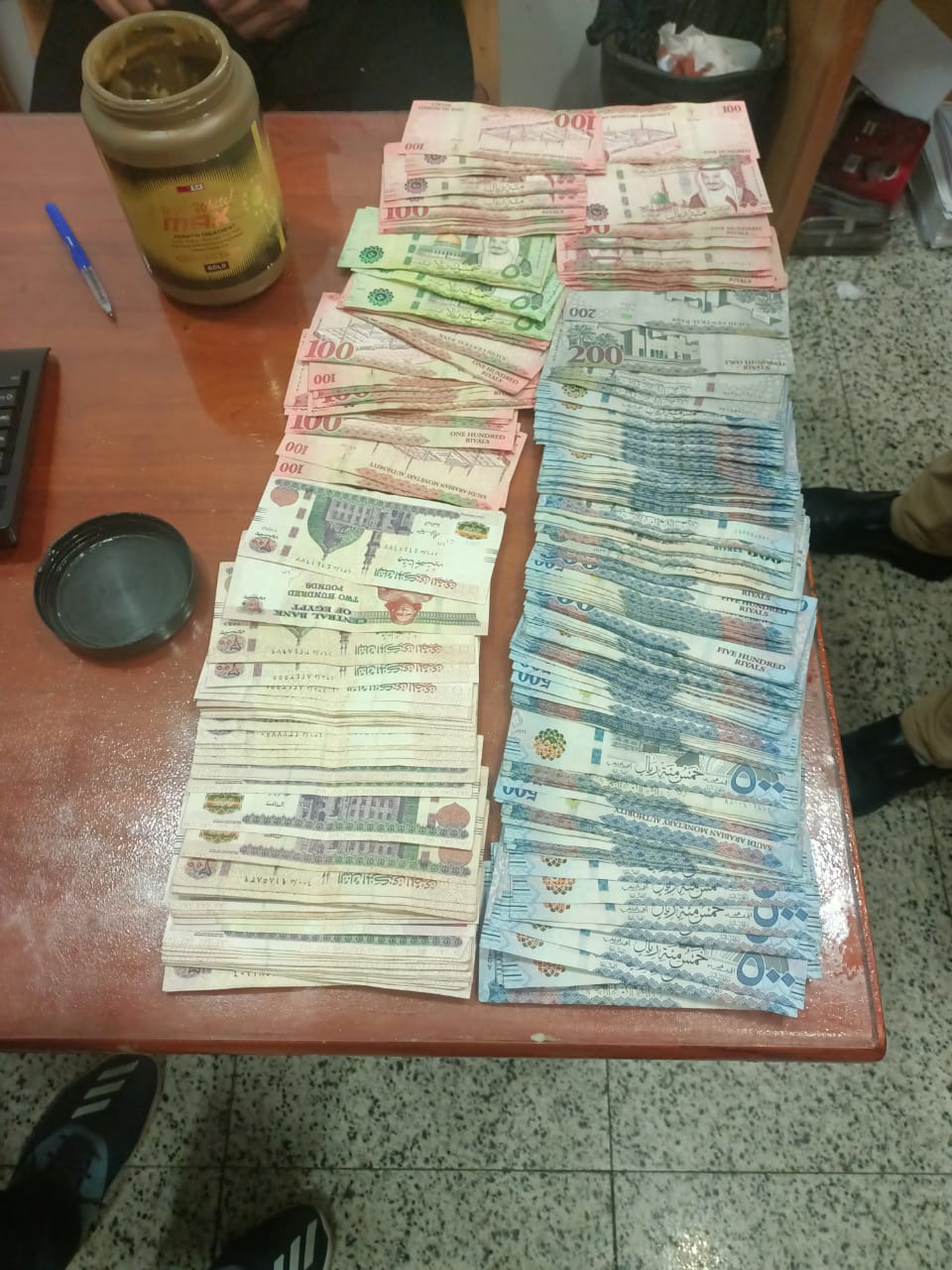 جمارك مطار برج العرب الدولى تضبط تهريب كمية من النقد المصرى والأجنبي
