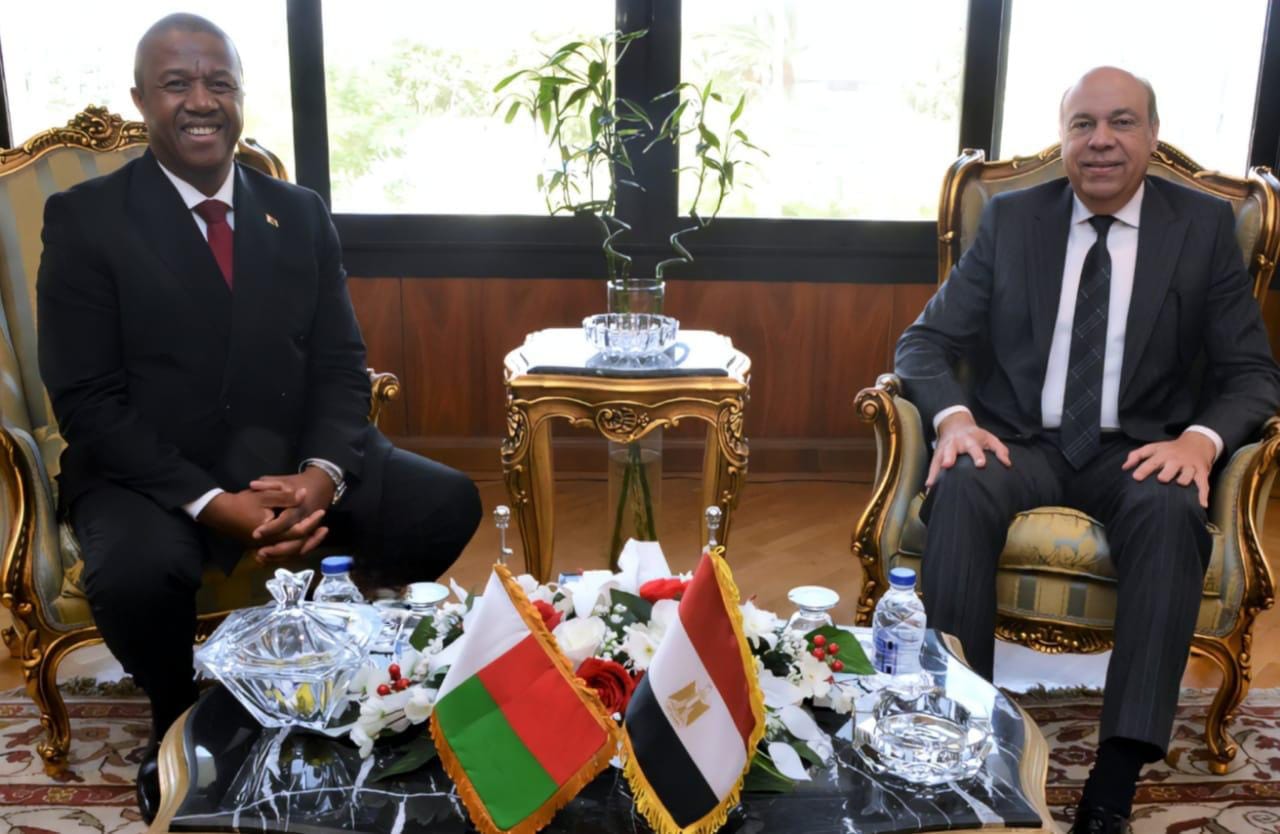 وزير الطيران  يستقبل نظيره المدغشقري لبحث سبل تعزيز التعاون وتعديل اتفاقية النقل الجوي بين البلدين
