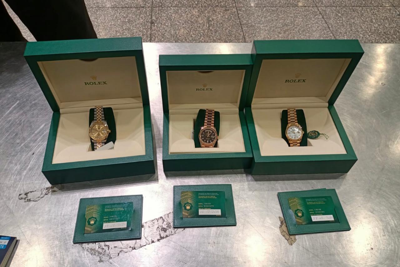 جمارك مطار القاهرة تحرر 12 محضر تهريب مخدرات وساعات ومستحضرات تجميل.. صور