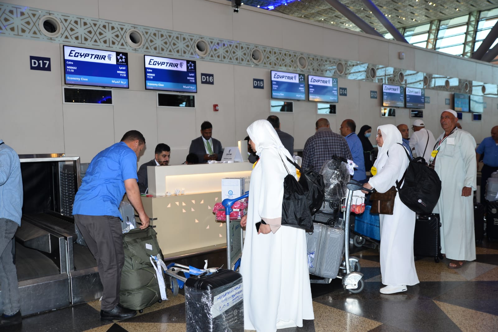 جسر العودة يتواصل.. مصر للطيران تُسيّر 17 رحلة غدًا لإعادة حجاج بيت الله الحرام