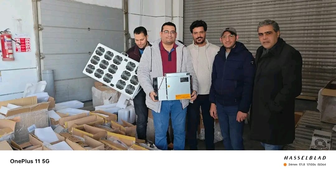 إحباط تهريب 65 جهاز تعدين عملات رقمية محظور استيرادها بمطار برج العرب