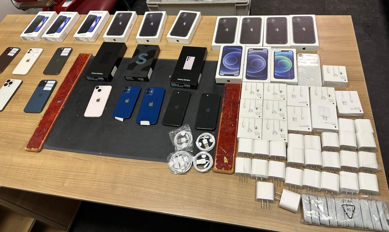 جمارك مطار القاهرة تضبط راكب حاول تهريب 78 تليفون محمول ومستلزماته واخر  بعقاقير مخدرة