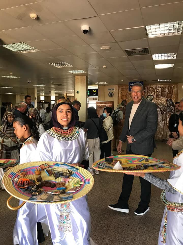 مطار أبو سمبل الدولي يحتفي بالسائحين في لحظات ساحرة لتعامد الشمس على وجه رمسيس الثاني