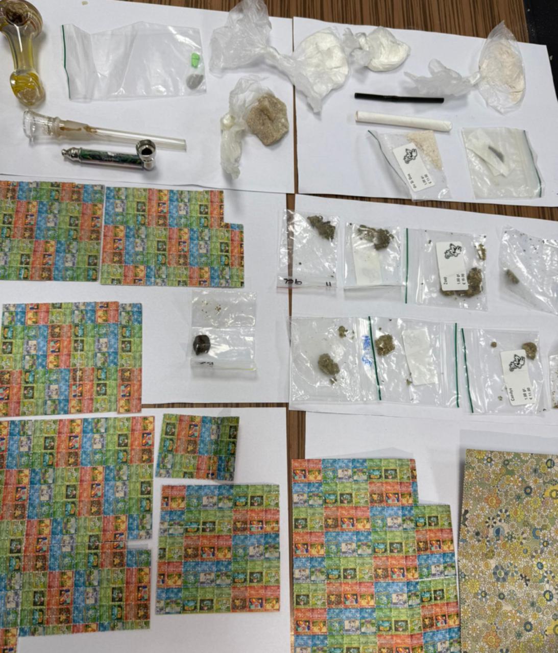 كوكتيل مضبوطات في مطار القاهرة.. زمرد ومخدرات وآثار تاريخية في حقائب المسافرين