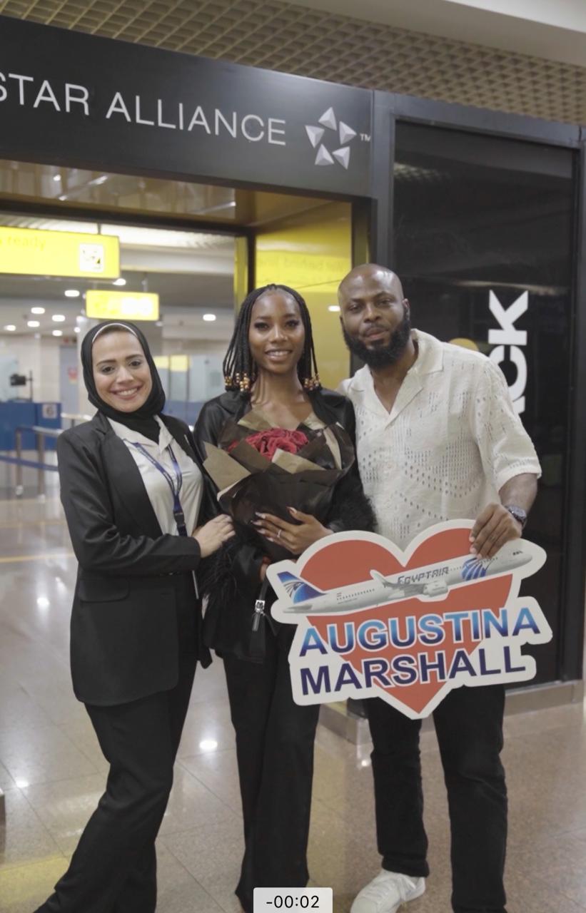 مصر للطيران تحقق حلم راكب نيجيري بطلب الزواج في السماء على ارتفاع 40 ألف قدم