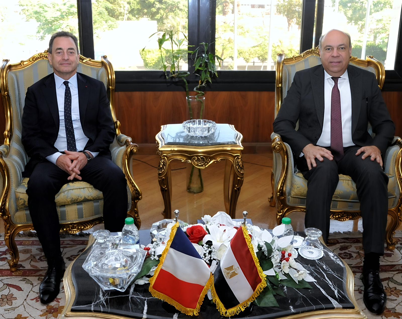 وزير الطيران يبحث مع السفير الفرنسي نتائج معرض باريس وفرص نقل التكنولوجيا