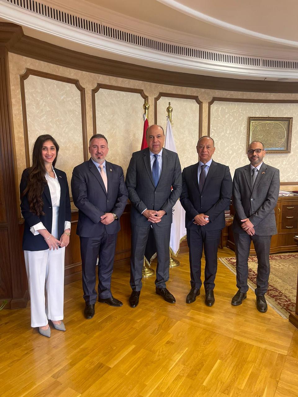 وزير الطيران  يبحث تعزيز التعاون الأمني مع الملحق الإقليمي لإدارة الجمارك وحماية الحدود الأمريكية