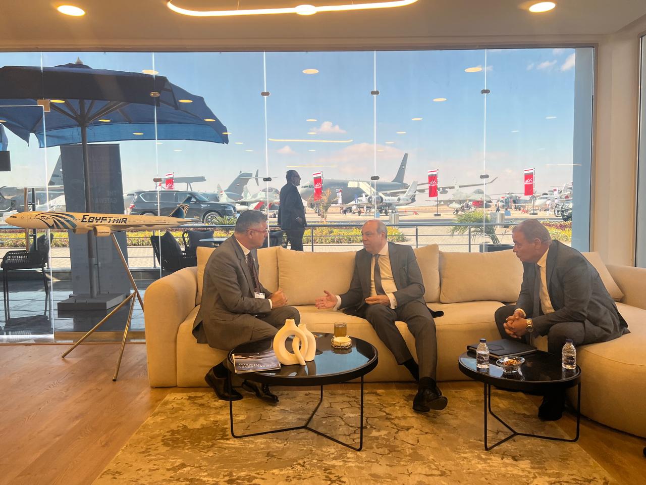 وزير الطيران يبحث مع رئيس المنظمة العالمية للأرصاد الجوية تعزيز التعاون في تكنولوجيا الاستمطار