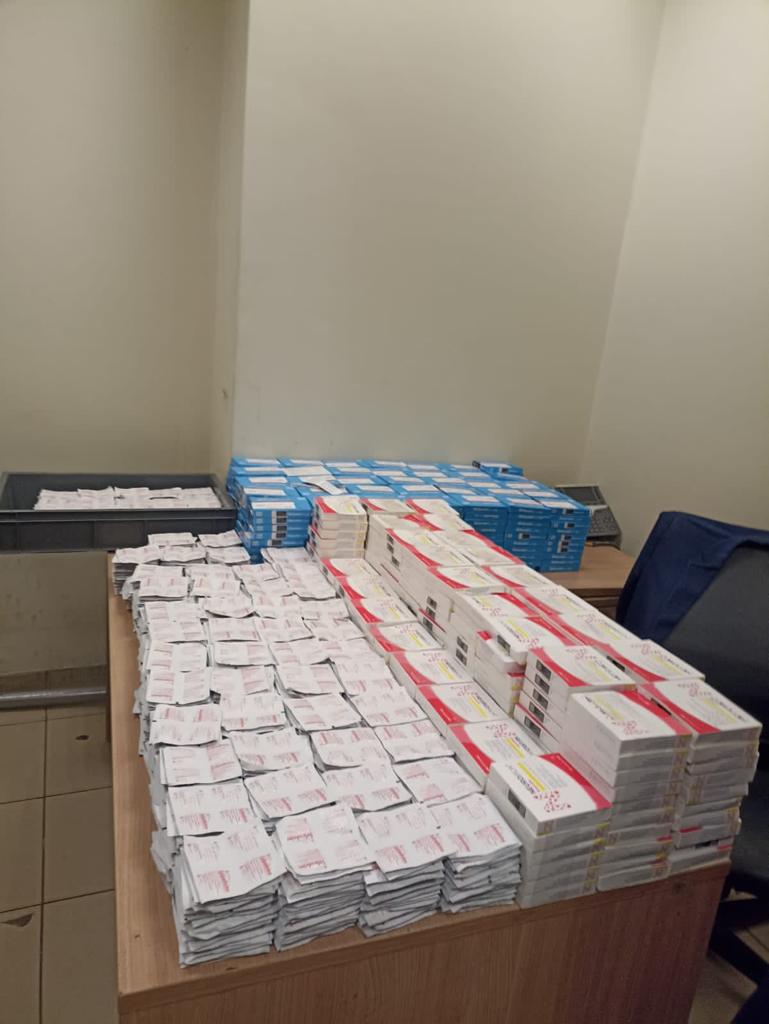 ضبط 6 محاولات لتهريب حلوى مخلوطة بمواد مخدرة وهواتف محمولة بمطار القاهرة