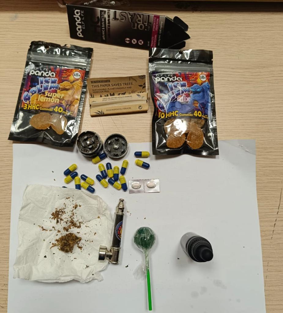 آيفونات ومواد مخدرة..ضبطيات بالجملة لرجال الجمارك في مطار القاهرة..صور