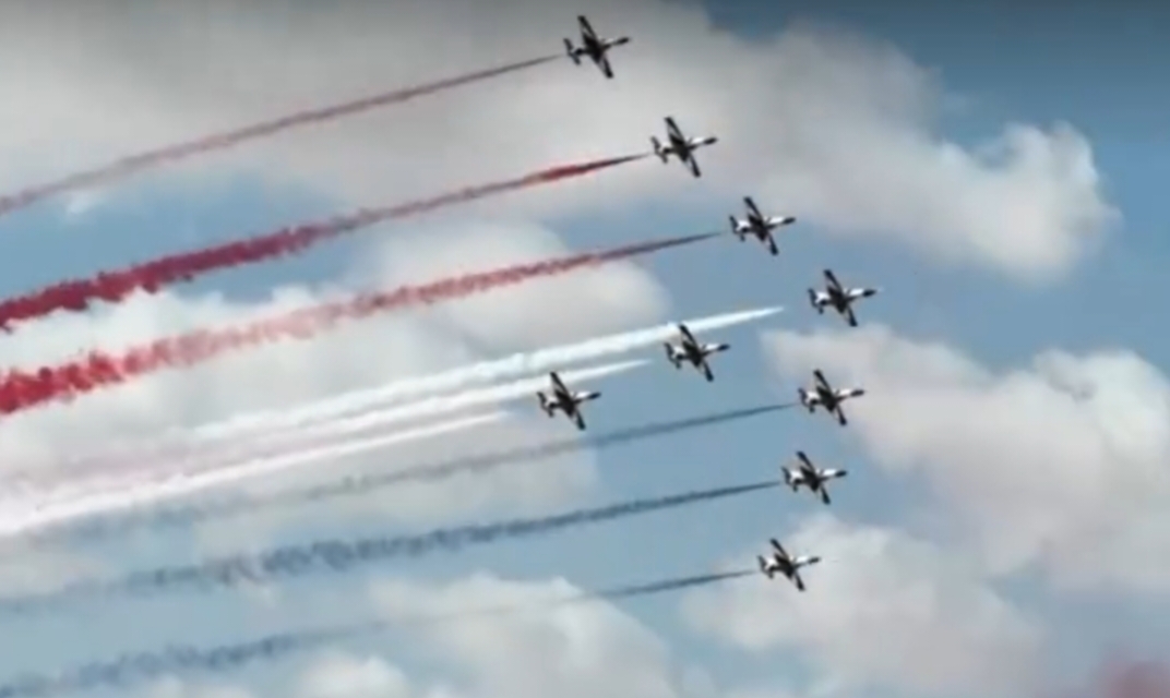 العروض الجوية تبهر زوار مطار العلمين وتضيء سماء الحدث المرتقب