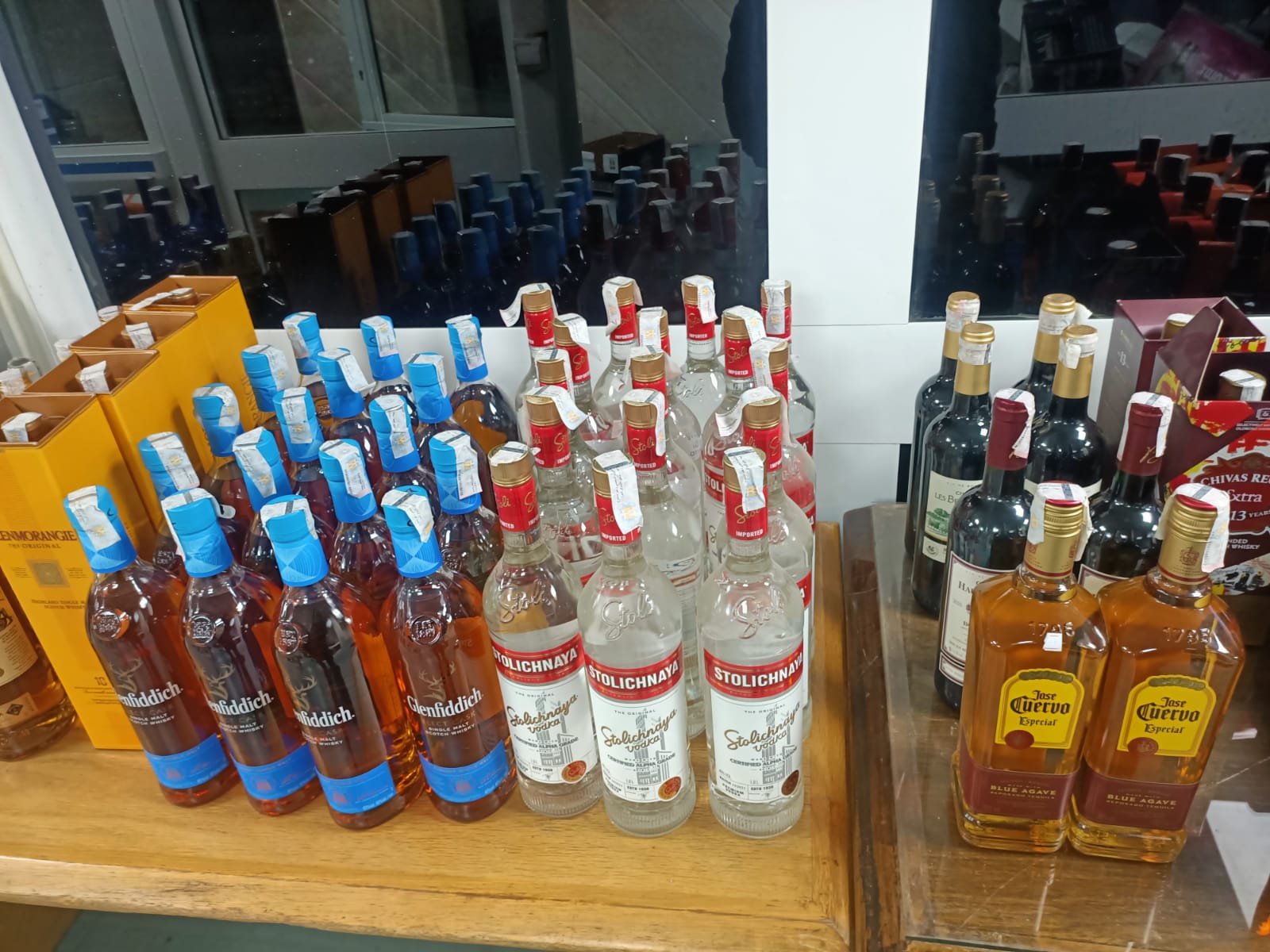 ضبط مطعم بالإسكندرية يتاجر في مشروبات كحولية أجنبية غير خالصة الضرائب والرسوم الجمركية