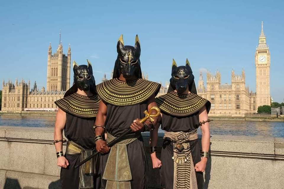 إيزي جيت تروج لرحلاتها إلى الأقصر بملابس فرعونية في شوارع لندن