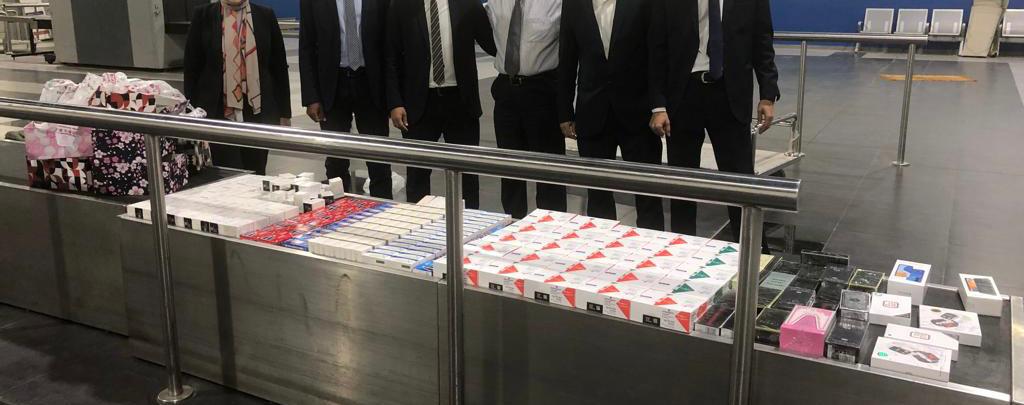 جمارك مطار القاهرة تحبط محاولة تهريب فراء ثعالب ومخدرات وأسلحة بحوزة ركاب ..صور