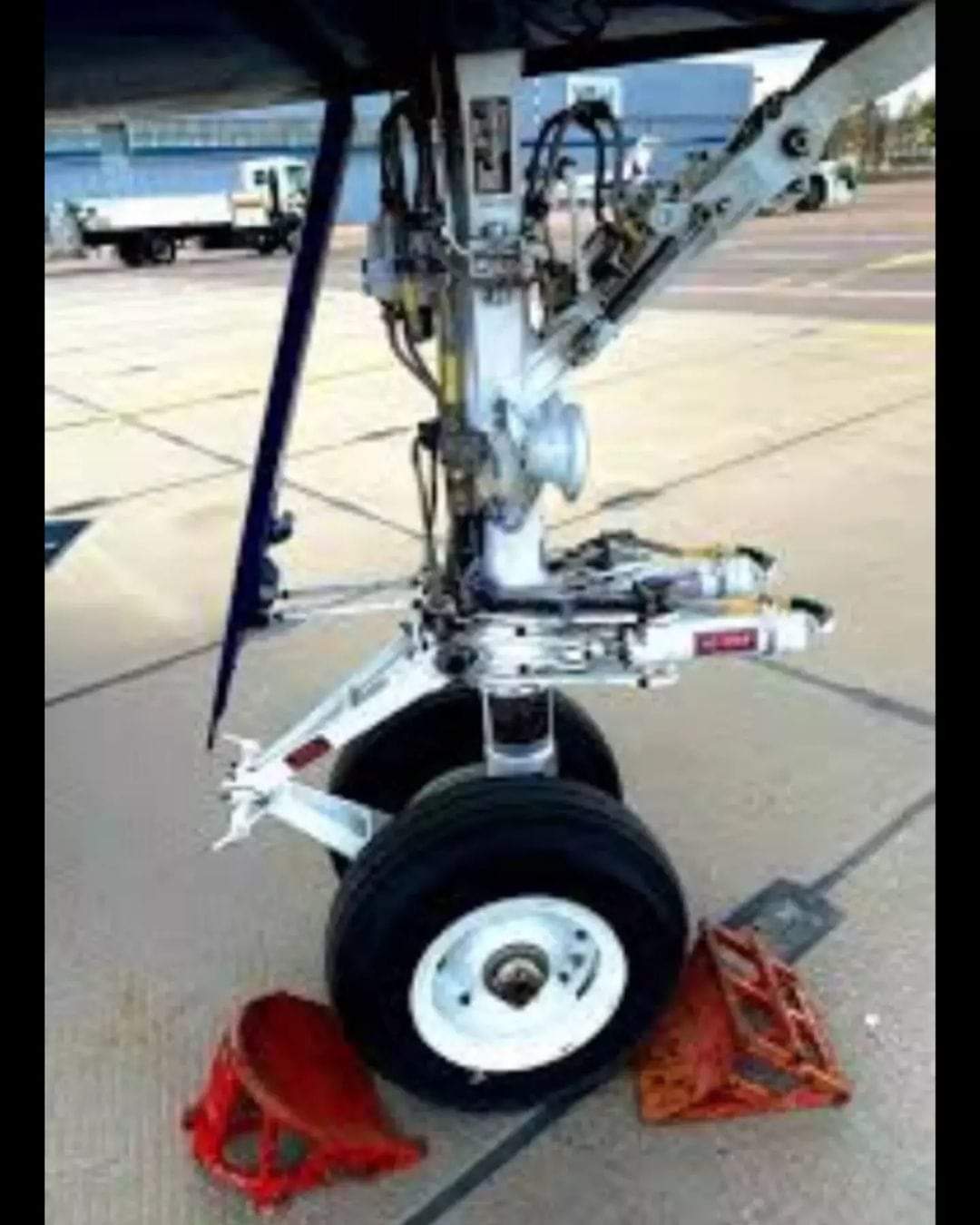 دور وصلة الالتواء في أنظمة الهبوط للطائرات: تحقيق الثبات والمرونة