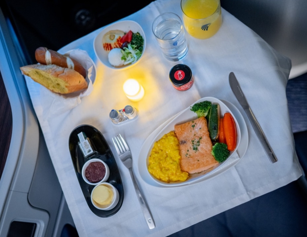 مصر للطيران تحتفل بالعام الجديد مع المسافرين بتجربة سفر استثنائية ووجبات فاخرة