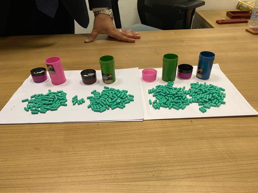 ضبط ركاب حاولوا تهريب مستلزمات طبية وآخرين بحوزتهم جوازات مزورة و مخدرات متنوعة