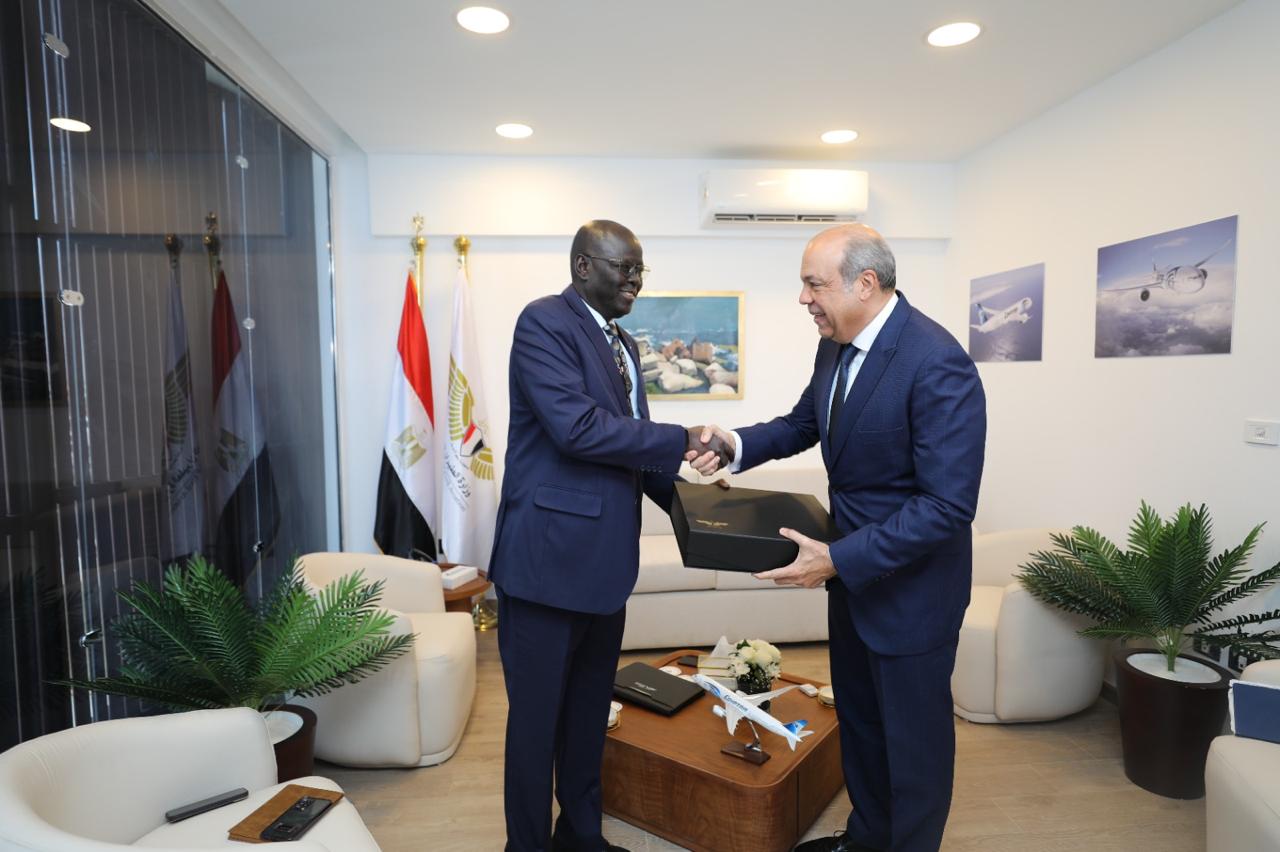 وزير الطيران يناقش مع جنوب السودان تدشين خط شحن جوي بين القاهرة وجوبا