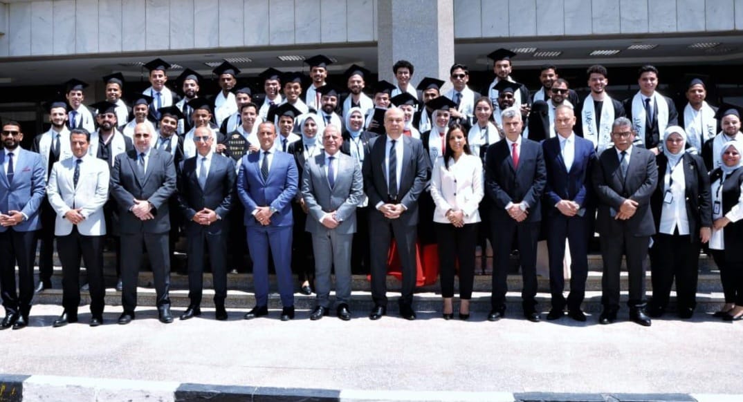 الحفني: العنصر البشري ركيزة تطوير الطيران.. وتخريج دفعة جديدة من مهندسي معهد التكنولوجيا