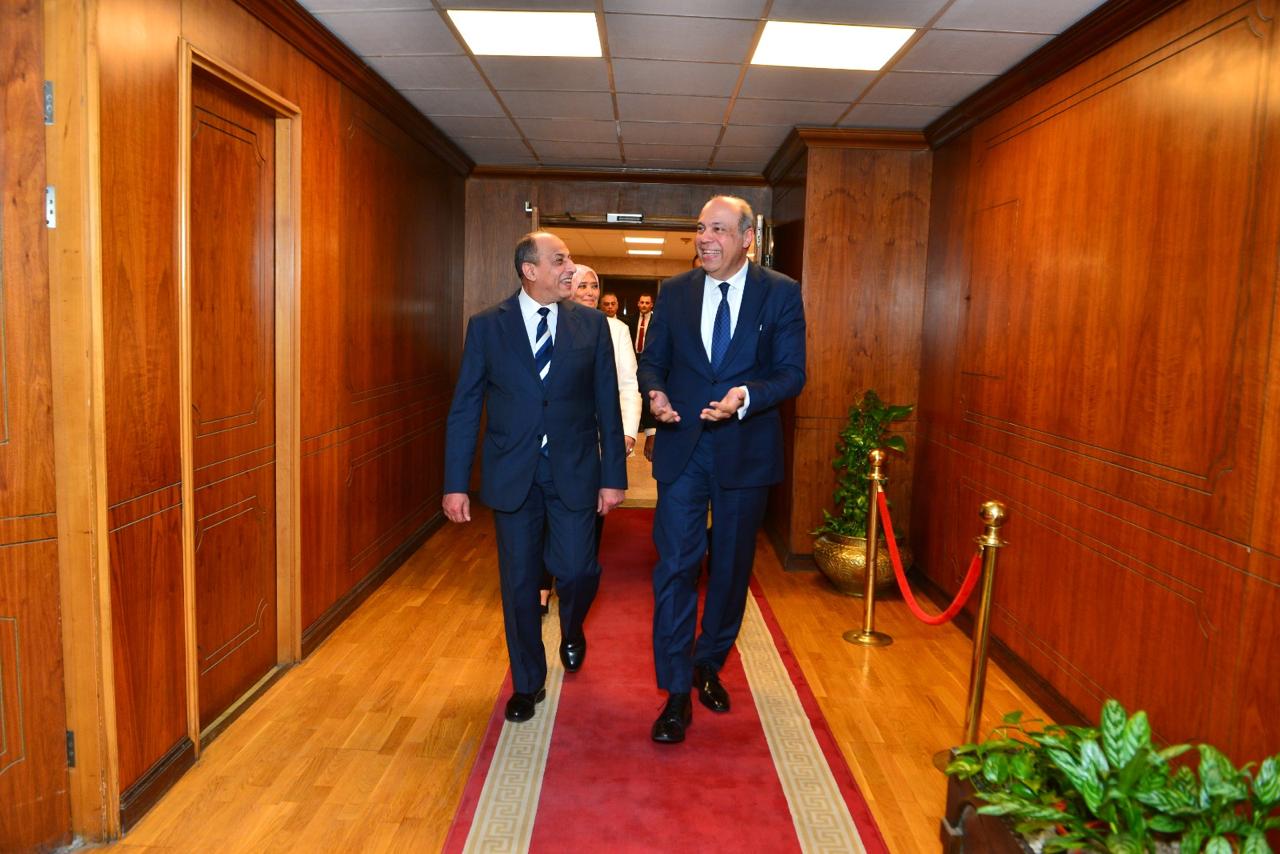 الفريق محمد عباس حلمي يستقبل الوزير الجديد للطيران المدني الطيار سامح الحفني