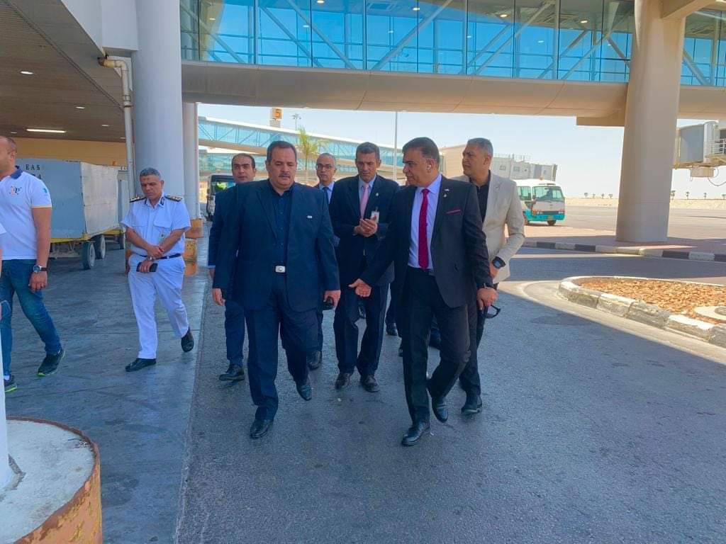 رئيس الشركة المصرية للمطارات يتفقد حركة التشغيل بمطار برج العرب الدولى