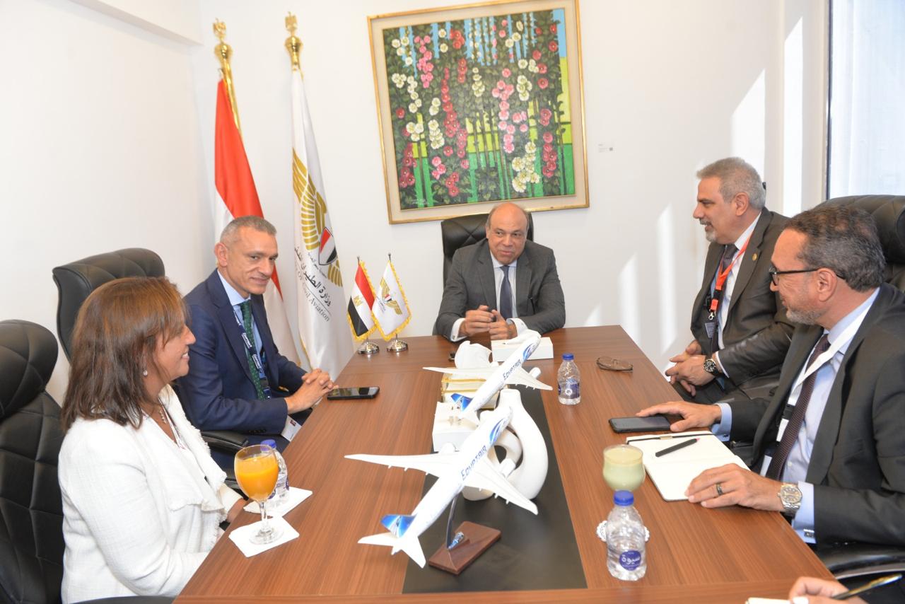 وزير الطيران المدني يلتقي نائب رئيس "الإياتا" لبحث تعزيز التعاون