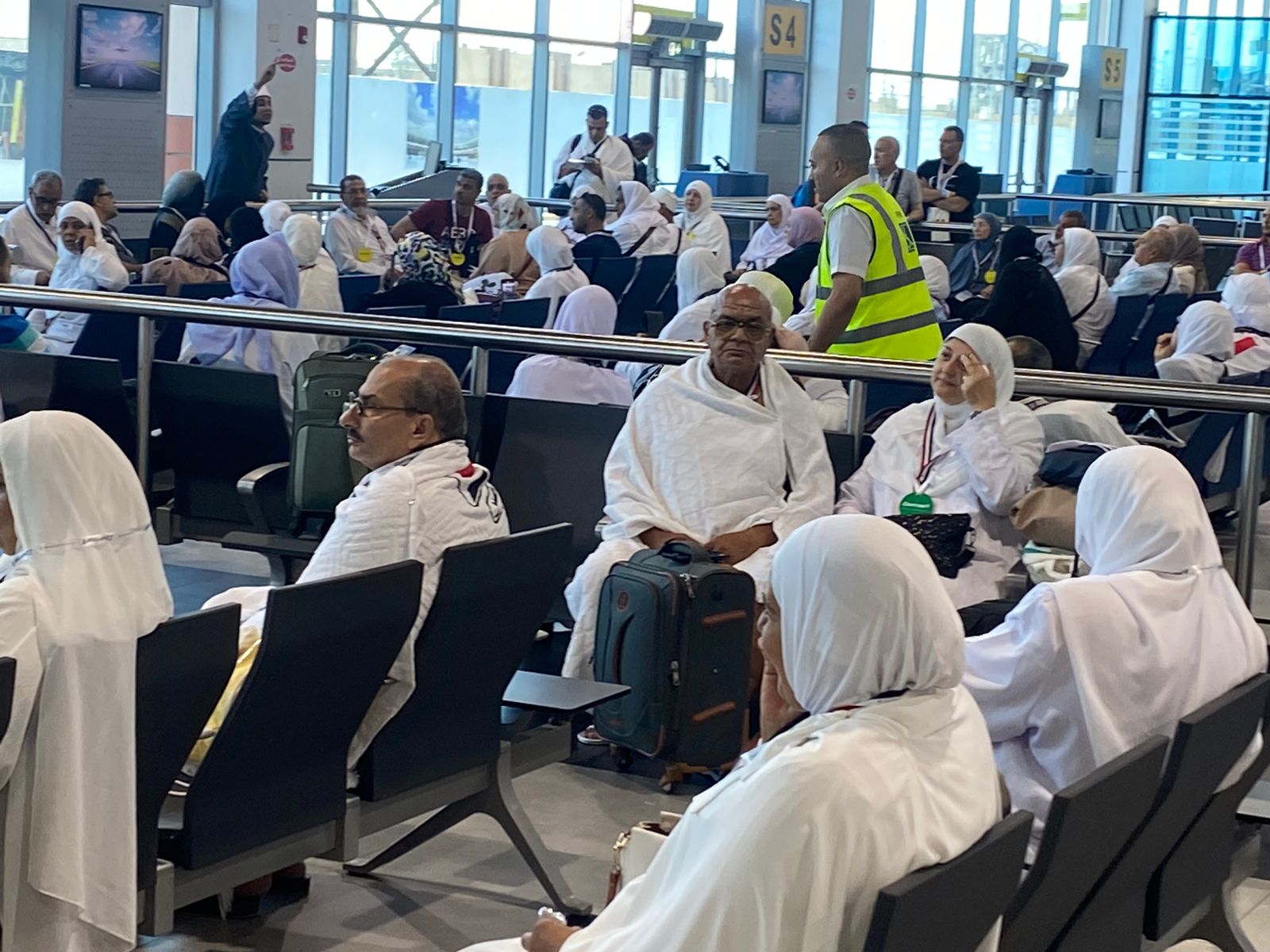 مطار القاهرة يستقبل الحجاج بأجواء إيمانية ويطلق 23 رحلة إلى الأراضي المقدسة