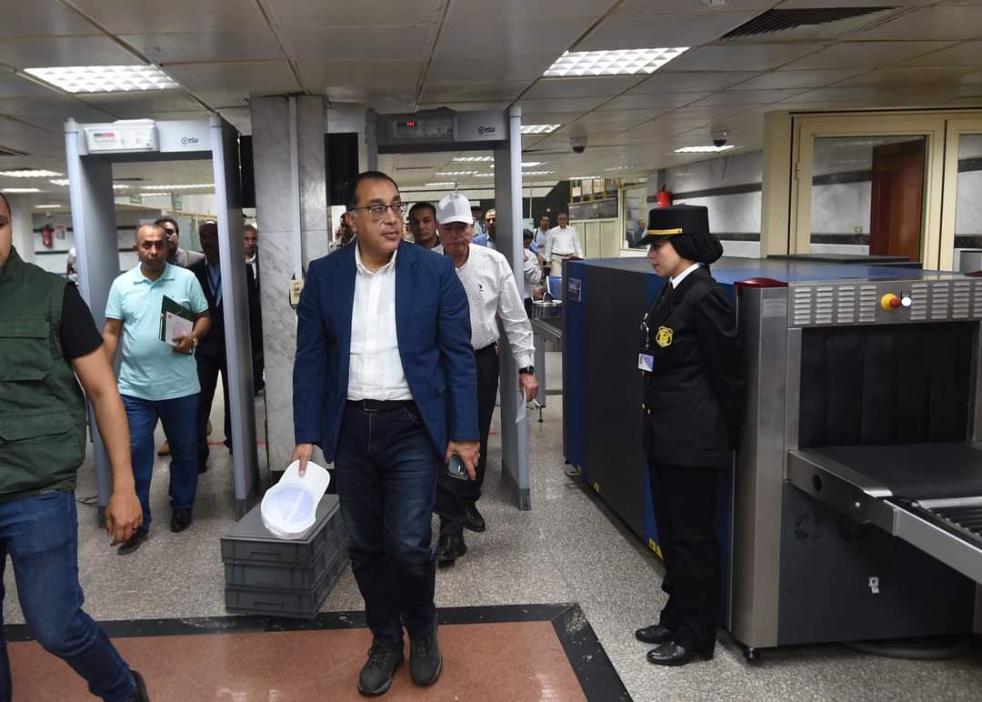 مدبولي يتفقد مطار طابا: توجيهات رئاسية بالاهتمام بالمشروعات الخدمية في سيناء