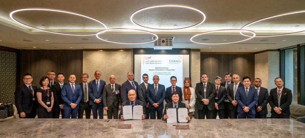 خلال زيارته لسنغافورة.. وزير الطيران يشهد توقيع مذكرتي تفاهم لتطوير مطار القاهرة