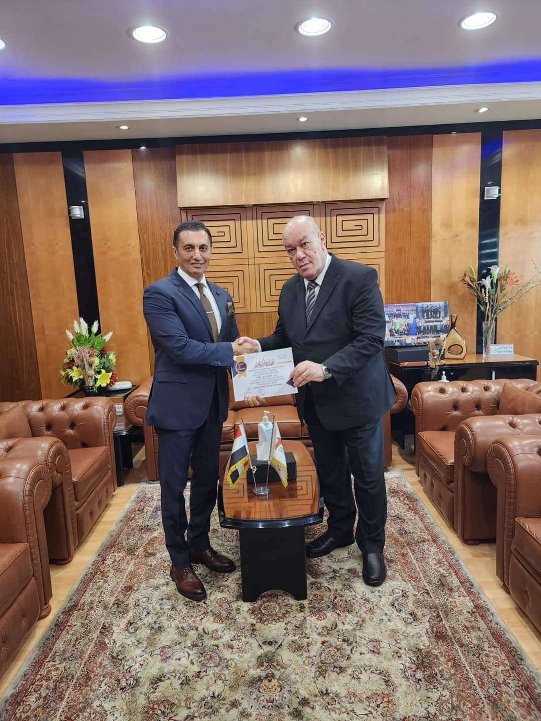 رئيس شركة الميناء يُكرم الملاح أشرف حافظ وطاقم العمل بمبنى الركاب1