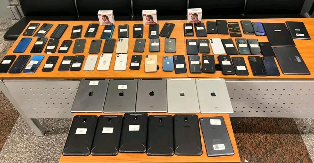 جمارك الغردقة تحبط محاولة تهريب 71 هاتفًا محمولًا وأجهزة تابلت قادمة من تركيا