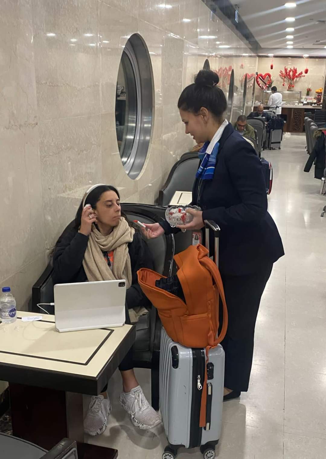 مصر للطيران تنثر الفرح بمناسبة عيد الحب في مطار القاهرة الدولي