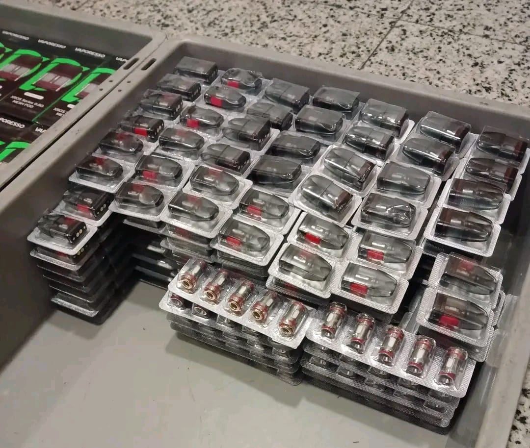 جمارك مطار برج العرب تحبط محاولة تهريب سجائر إلكترونية ومستلزماتها بقيمة 221 ألف جنيه